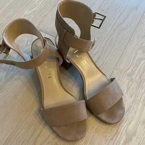 Strappy sandals with chunky small heel